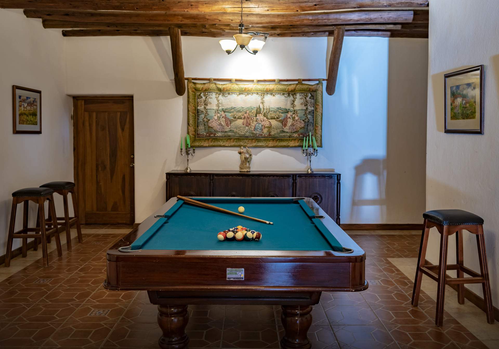Sala de billar bajo las vigas de madera de la Finca Hotel
