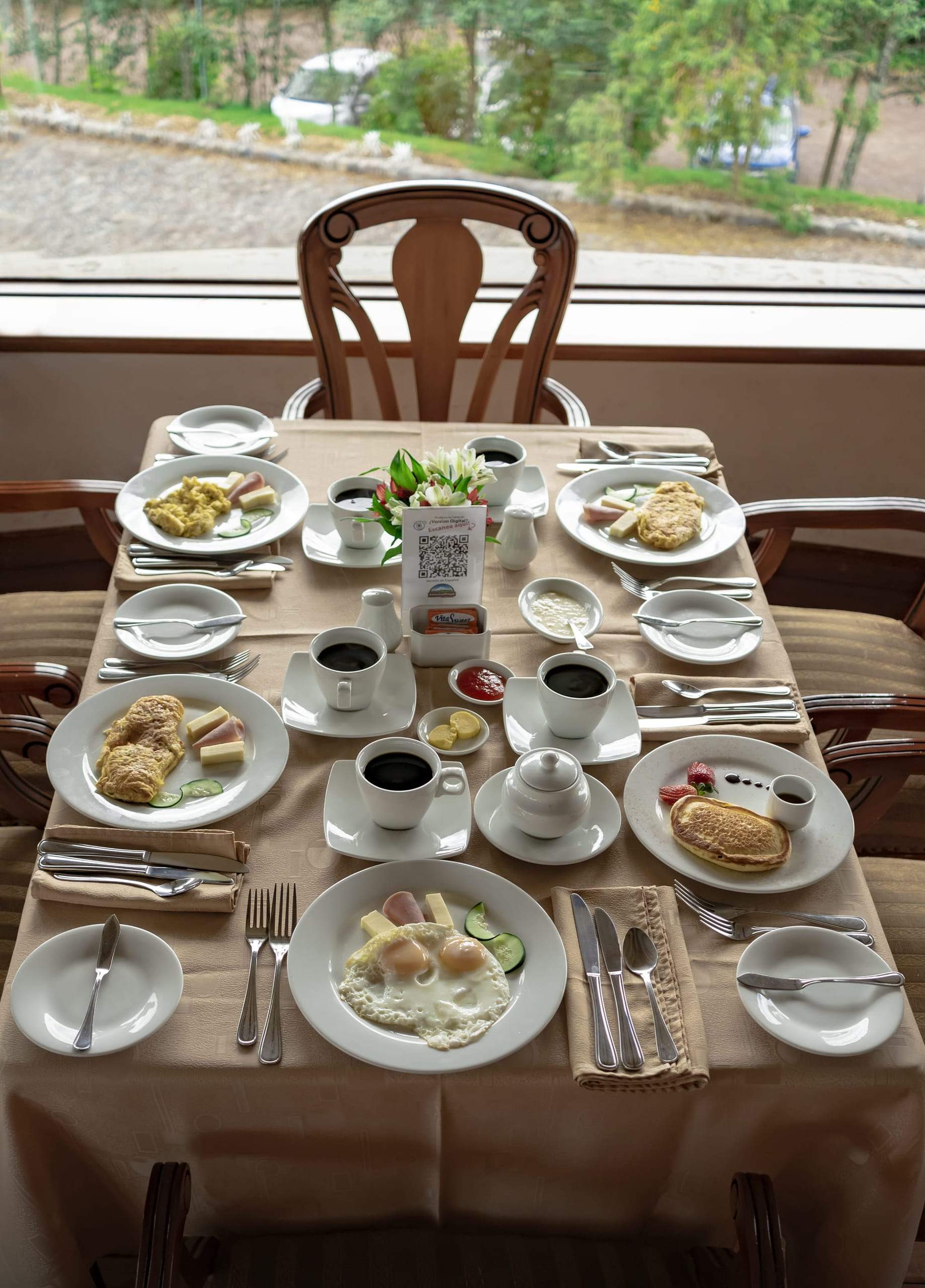Desayuno servido en la mesa de CotopaxiPungo