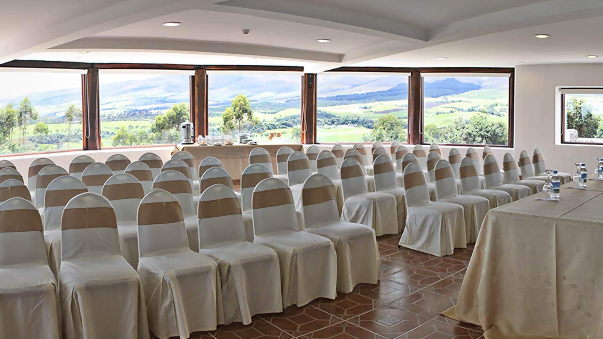 Salón dispuesto en formato auditorio con vistas a los Andes