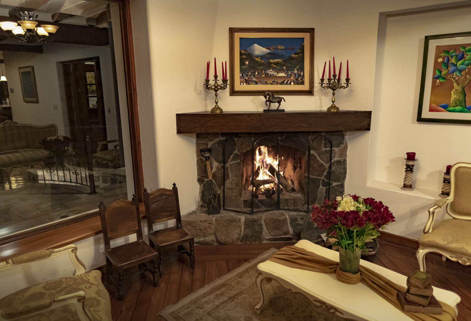 Sala con chimenea, vigas de madera y asientos