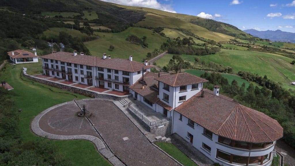 Fachada de adobe y jardín de CotopaxiPungo