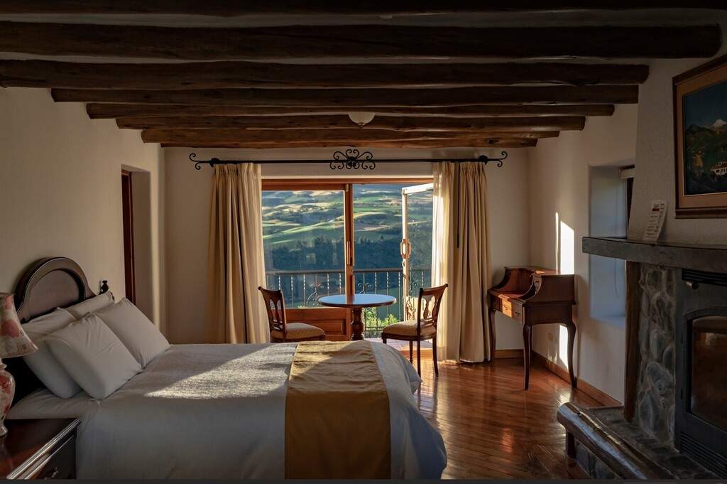 Habitación Antisana con puertas hacia el balcón y vistas al Cotopaxi