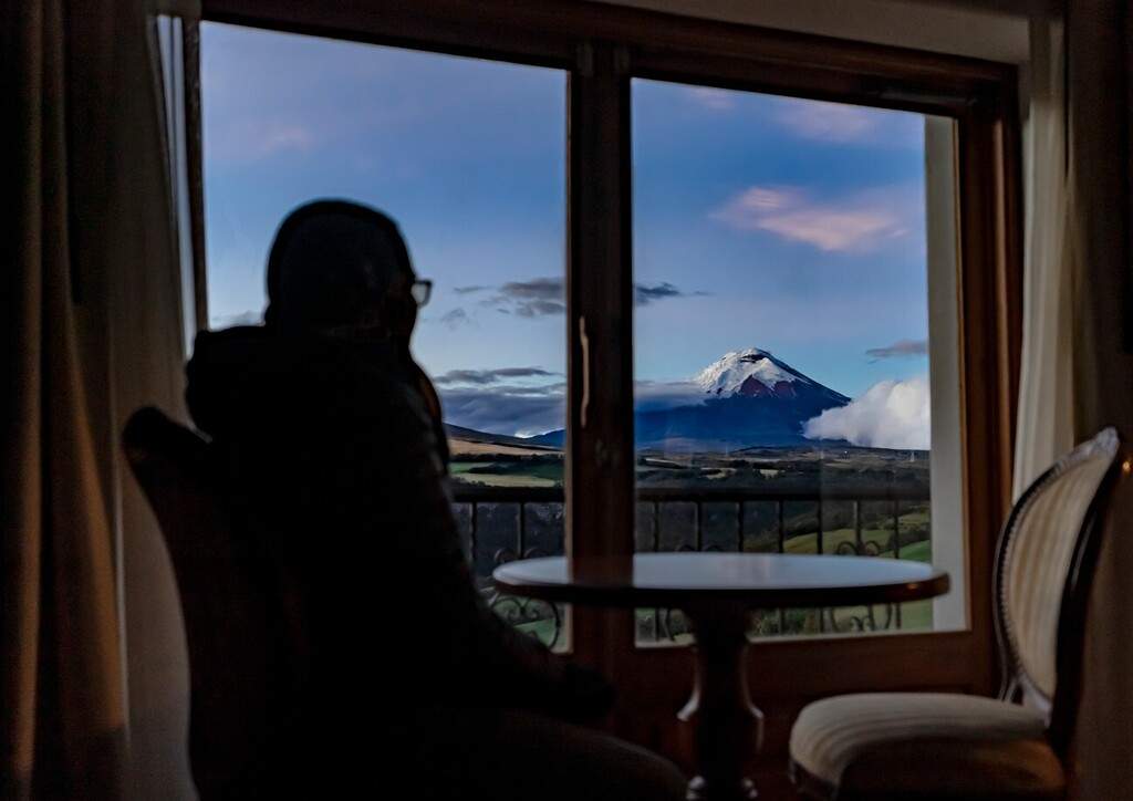 Huésped contemplando el Cotopaxi desde la habitación Antisana
