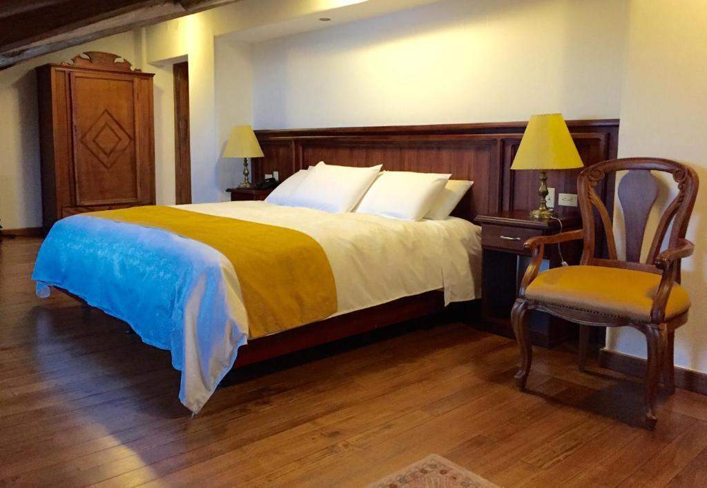 Cama matrimonial y mobiliario de madera en la habitación Ayllu
