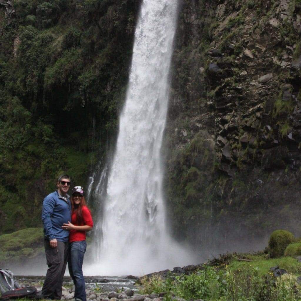Caminata hacia una cascada cerca de Rumipamba